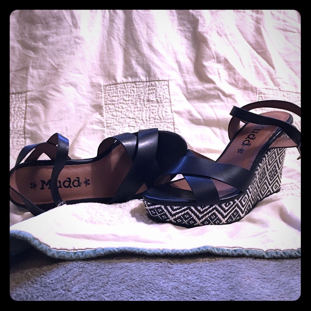 Mudd black and white wedges